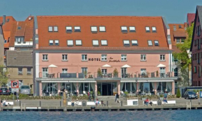 Отель Hotel Am Yachthafen  Варен